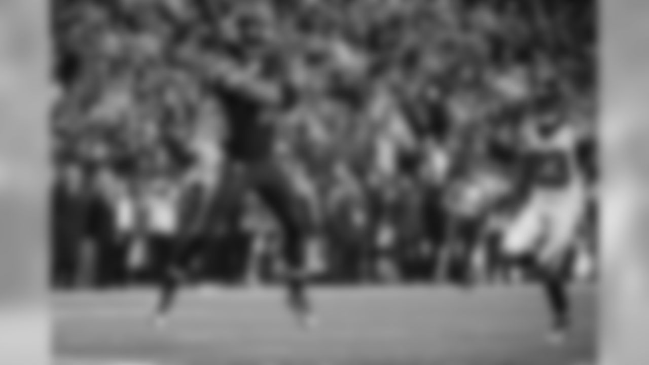 Seattle Seahawks wide receiver Doug Baldwin pulls down a reception against the Atlanta Falcons during a game on November 20, 2017. The Falcons defeated the Seahawks 34-31.