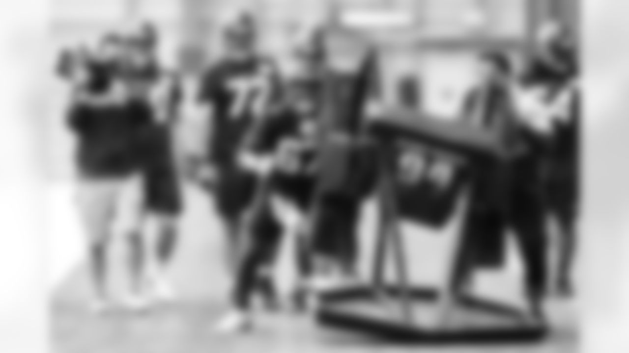 Seahawks-Charles-Cross-Offseason-20220506_13-45-52_2505