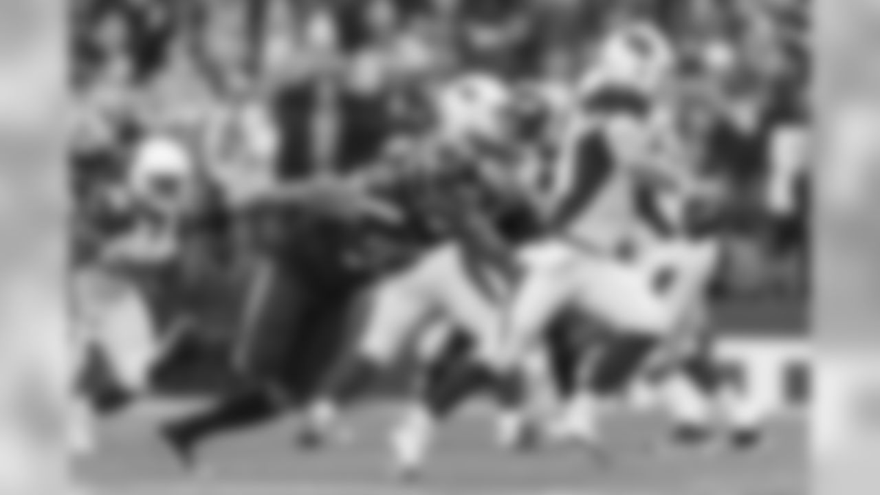 Seahawks defensive lineman Michael Bennett pressures Arizona quarterback Drew Stanton.