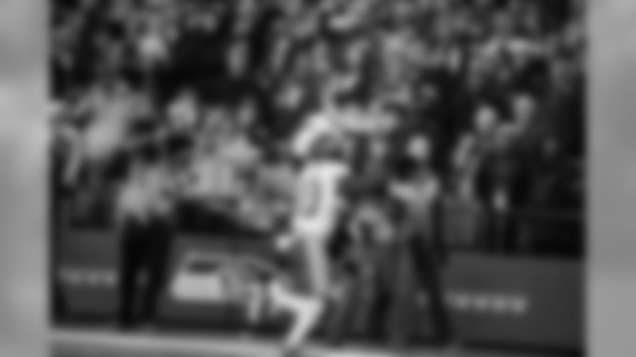 Seattle's Doug Baldwin leaps to make a twisting catch for a 27-yard touchdown in the third quarter, giving the Seahawks a 24-17 lead.