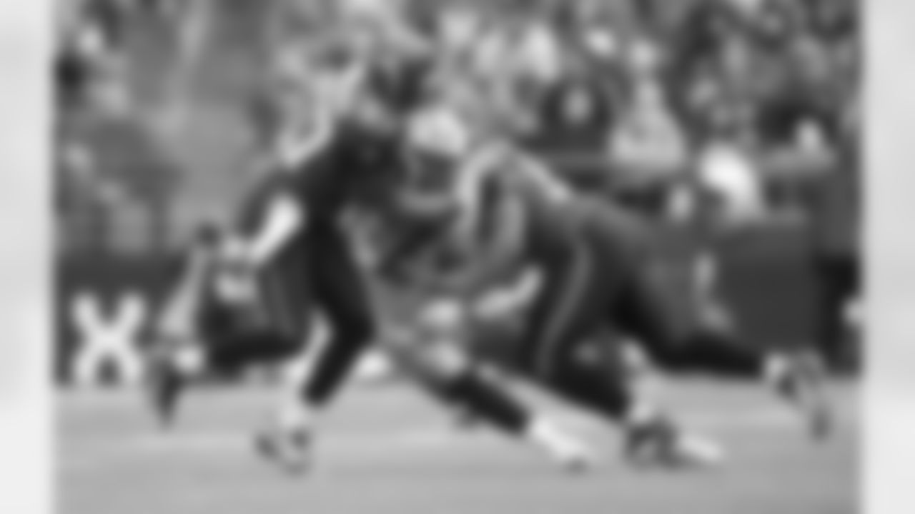 Jordan babineaux and David Hawthorne team up for a tackle