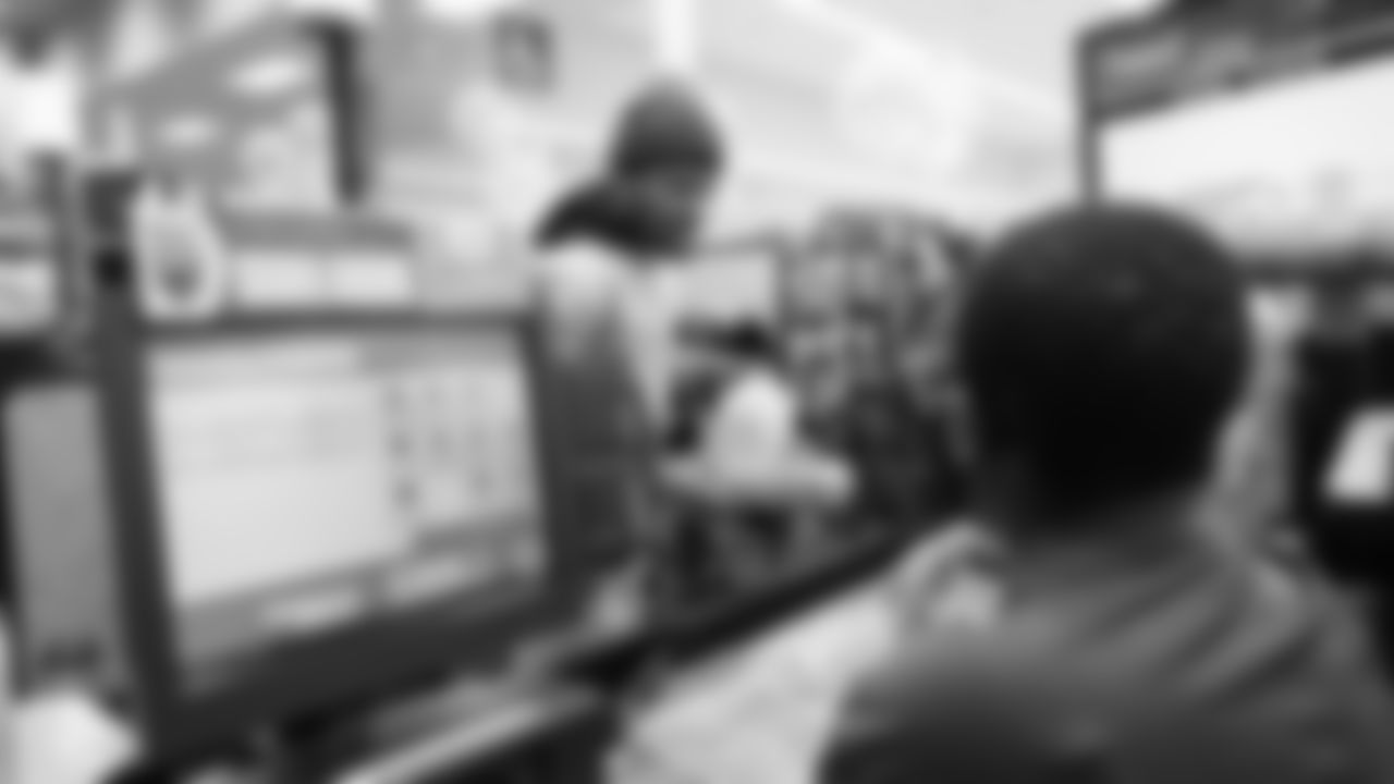 BUYING THANKSGIVING GROCERIES FOR CUSTOMERS AT SAFEWAY-18