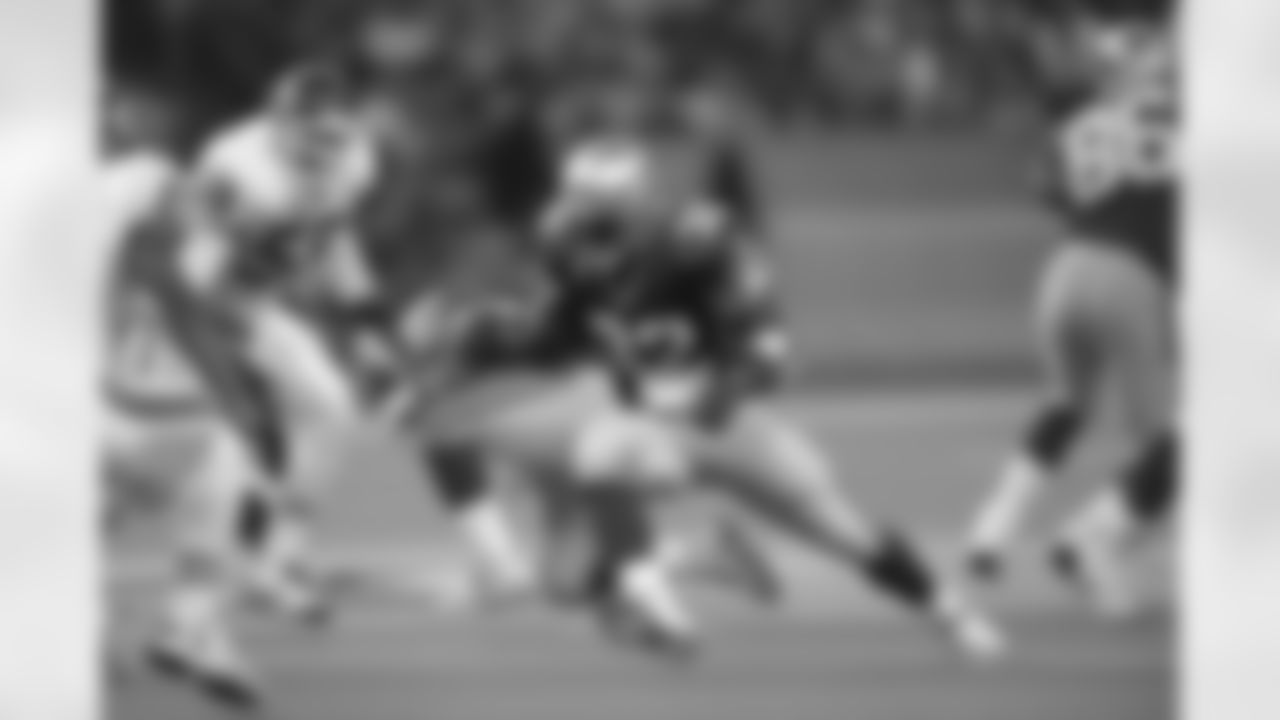 Seattle Seahawks Ricky Watters runs for yardage against the Kansas Chiefs Chiefs during an NFL football game on November 8, 1998 in Seattle. The Seahawks won the game, 24-12. (AP Photo/G. Newman Lowrance)