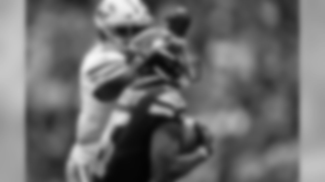 Seahawks receiver Tyler Lockett hauls in a 52-yard touchdown pass from Russell Wilson in the second quarter.