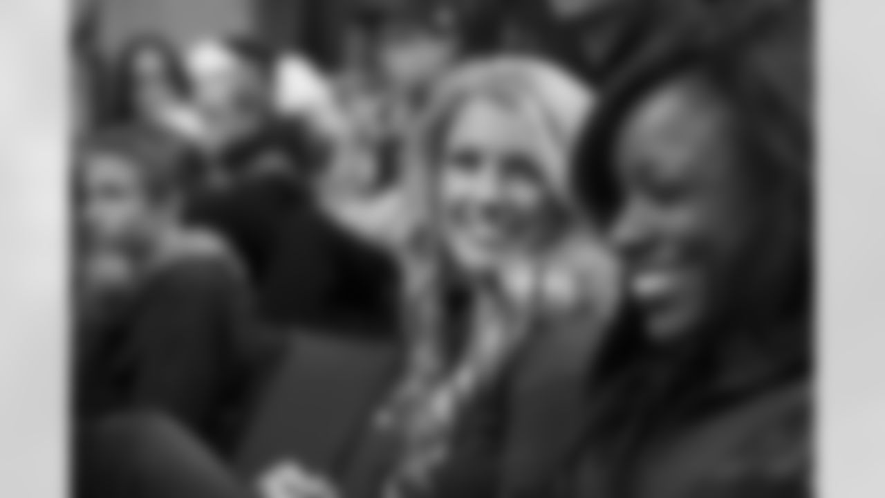 [December 6, 2004]: Cowboys 43 – Seahawks 39Seattle Seahawks' Rashad Moore (95) tries to knock down a pass by Dallas Cowboys quarterback Vinny Testaverde in the second quarter Monday, Dec. 6, 2004, in Seattle. The pass was incomplete. (AP Photo/Elaine Thompson)