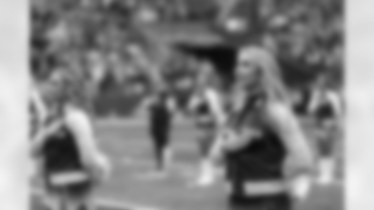 20221211_CARvsSEA_Dancers_POTTER-85