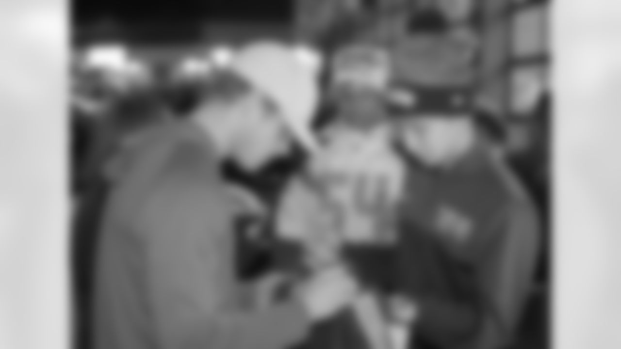 [September 16, 2007]: Cardinals 23 – Seahawks 20 Arizona Cardinals' Calvin Pace, rear right, Darnell Dockett, left, and Antonio Smith, center, pursue Seattle Seahawks' quarterback Matt Hasselbeck (8) during the first quarter of an NFL football game Sunday, Sept. 16, 2007 in Glendale, Ariz. (AP Photo/Matt York)