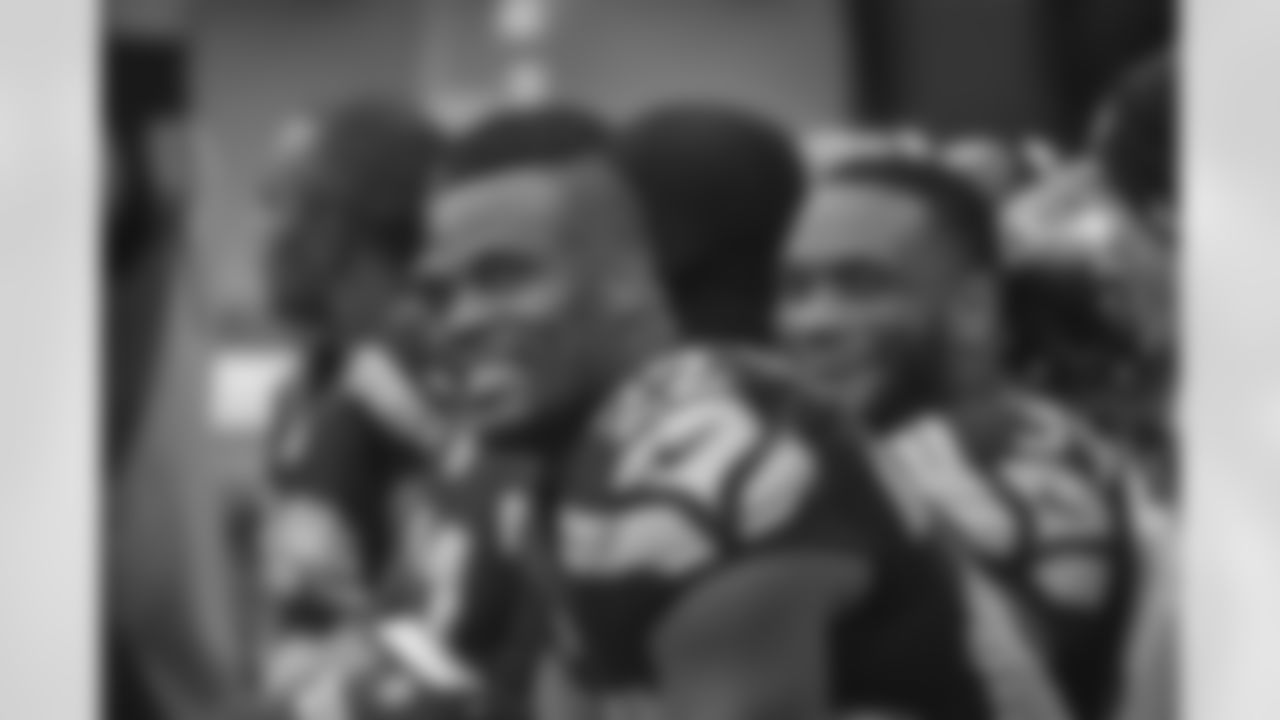 [September 26, 2004]: Seahawks 34- 49ers 0Seattle Seahawks' Ken Lucas (21) grabs San Francisco 49ers Jamal Robertson on a run in the fourth quarter Sunday, Sept. 26, 2004, in Seattle. Robertson was held to no gain on the play, and the Seahawks won, 34-0. (AP Photo/Elaine Thompson)