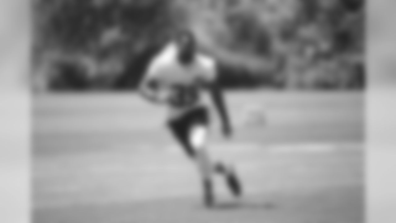 LB Steve Longa