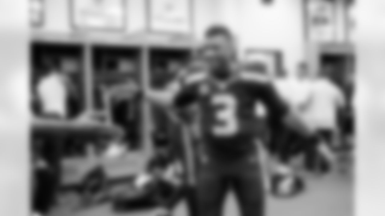 [September 26, 2004]: Seahawks 34 – 49ers 0Seattle Seahawks quarterback Matt Hasselbeck looks for room to pass under pressure from San Francisco 49ers' John Engelberger (95) and Derrick Hamilton (88) in the first quarter in Seattle, Sunday, Sept. 26, 2004. (AP Photo/John Froschauer)