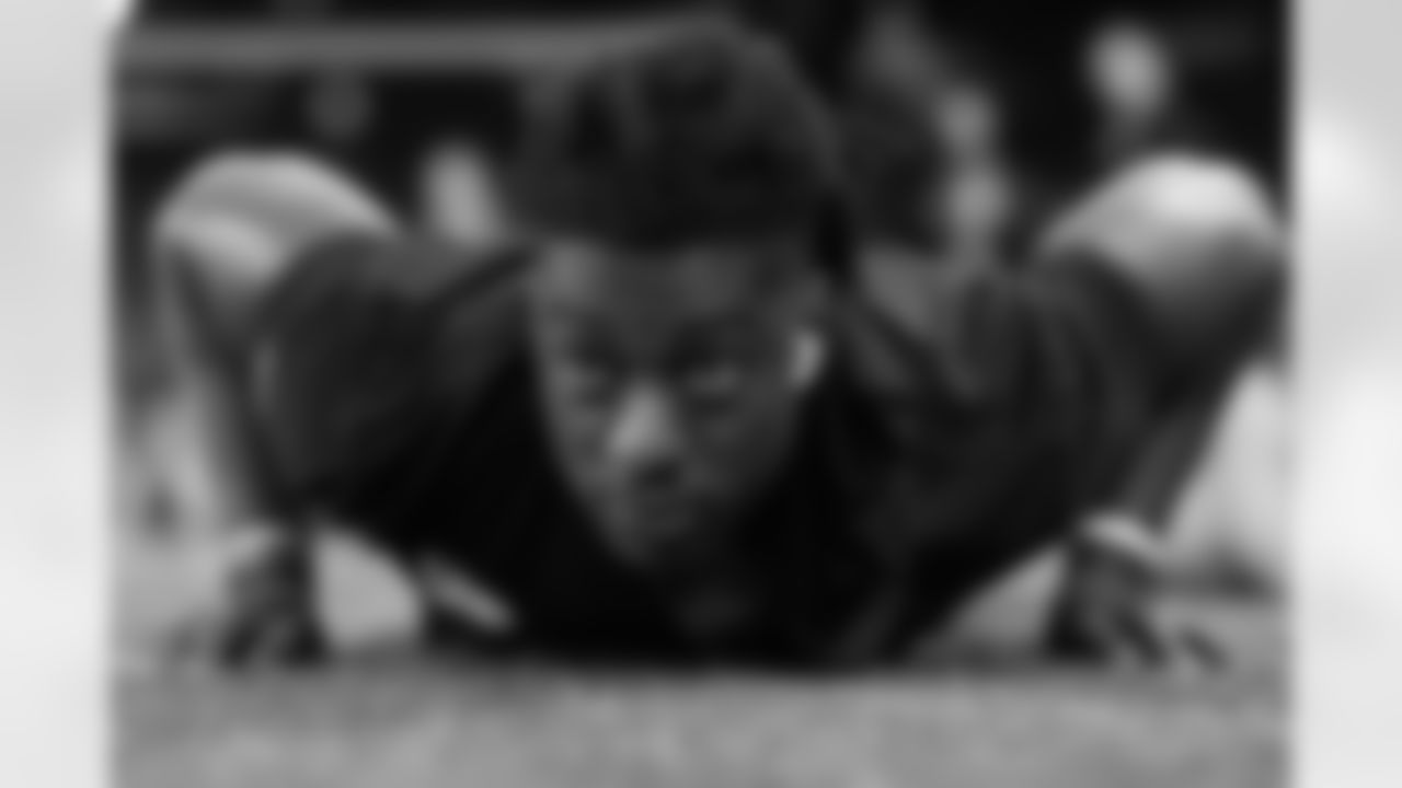 Virginia tight end Jelani Woods (20) warms up during the 2022 Scouting Combine on Thursday, March 3, 2022 in Indianapolis, Indiana. (Aaron Doster/NFL)