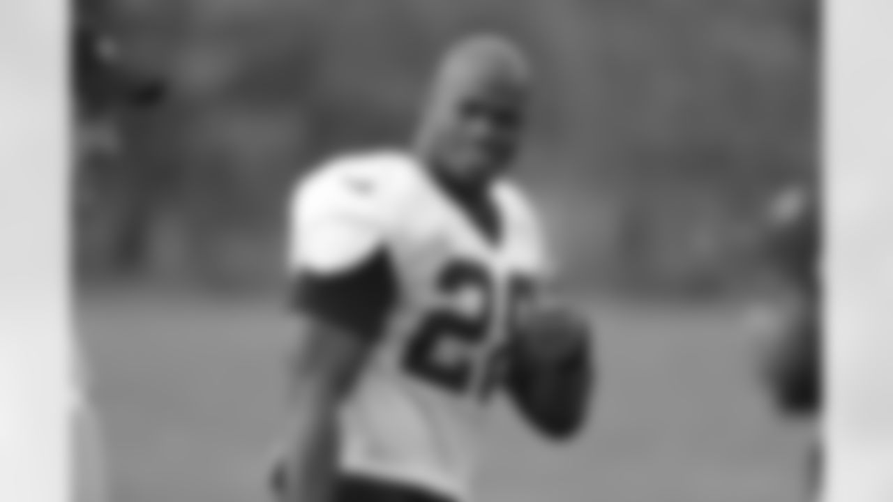 New Orleans Saints running back Adrian Peterson gives a thumbs-up to photographers as he walks off the field after taking part in an NFL training session at the London Irish rugby team training ground in the Sunbury-on-Thames suburb of south west London, Wednesday, Sept. 27, 2017. The New Orleans Saints are preparing for an NFL regular season game against the Miami Dolphins at London's Wembley stadium on Sunday. (AP Photo/Matt Dunham)