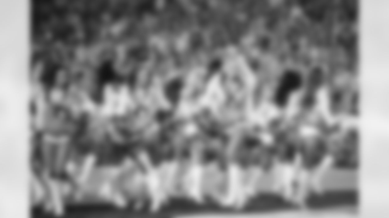 [October 10, 2004]: Rams 33 – Seahawks 27St Louis Rams Stephen Jackson with the football making a running play against the Seattle Seahawks on Sunday Oct. 10, 2004 in Seattle. (AP Photo/Kevin Reece)