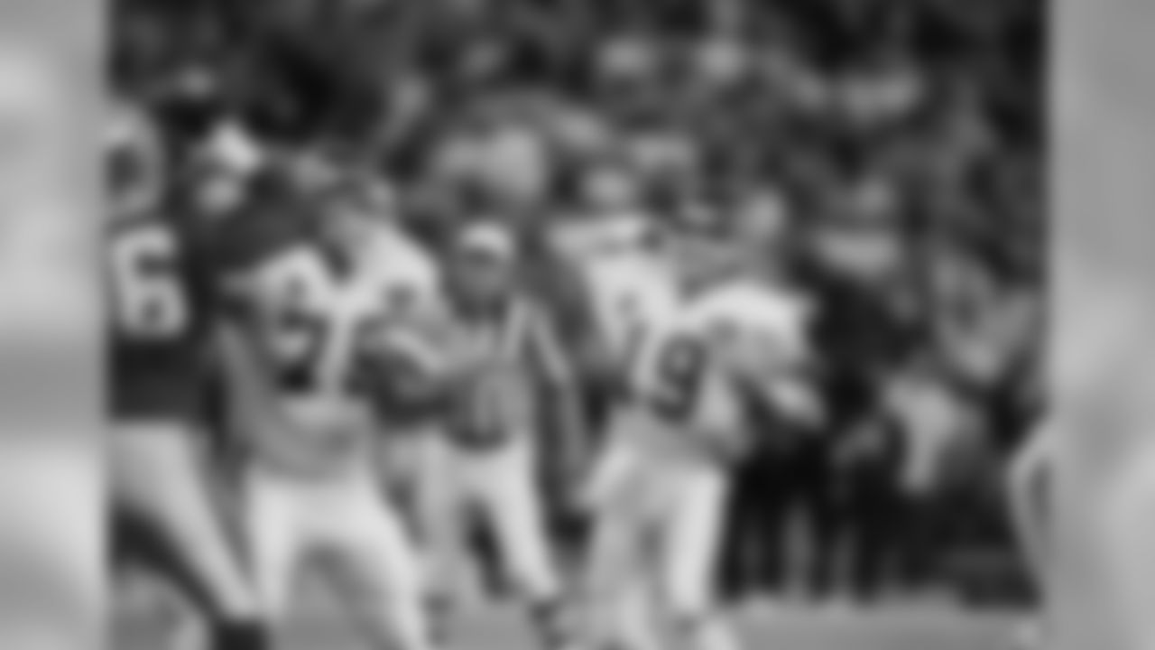 Kansas City Chiefs quarterback Joe Montana drops back to throw during the first quarter Sunday, Nov. 27, 1994, in Seattle against the Seahawks. Montana was sidelined late in the third quarter when he sprained his left foot. Kansas City led 6-0 when he was replaced by backup Steve Bono. (AP Photo/Bill Chan)
