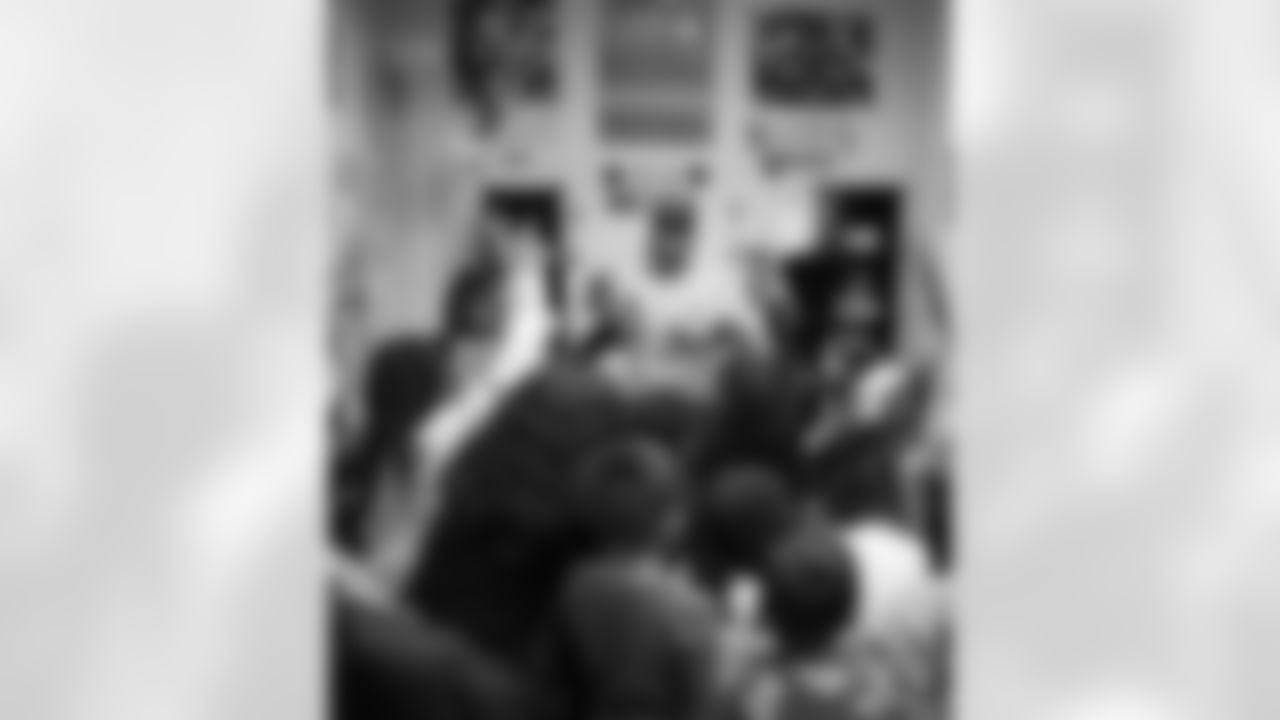 12.05.22_Weintrob_A7IV_Seahawks_UchennaNwosuReadingCorner_014