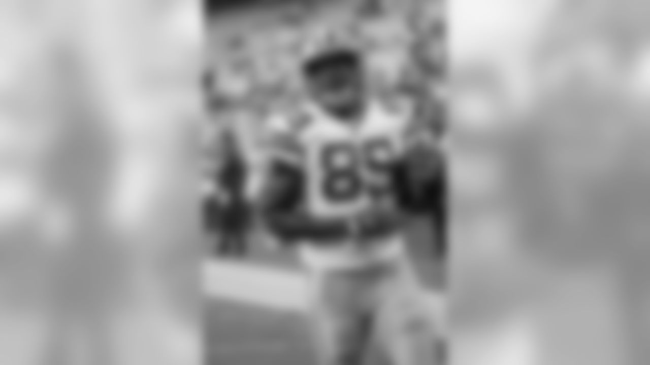 Green Bay Packers tight end Jared Cook runs with the football as he warms up prior to a NFL preseason football game against the Kansas City Chiefs on Thursday, Sept. 1, 2016, in Kansas City, Mo. The Chiefs won, 17-7. (G. Newman Lowrance via AP)