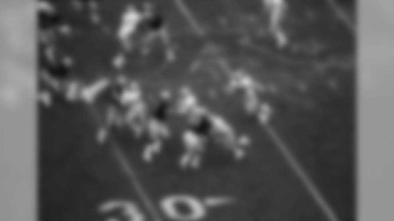Seattle Seahawks running back David Hughes (46) runs upfield during the 1983 AFC Championship NFL game against the Los Angeles Raiders in Los Angeles, Jan. 8, 1984. The Raiders defeated the Seahawks 30-14. (AP Photo/NFL Photos)