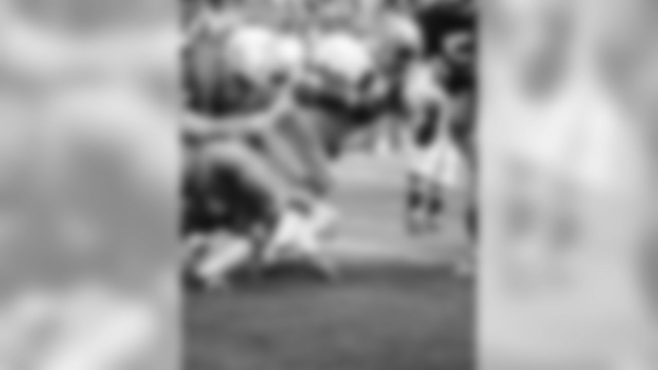 Seattle Seahawks running back Ralph Nelson (44) runs upfield during an NFL game against the Green Bay Packers in Milwaukee, Oct. 10, 1976. The Packers defeated the Seahawks 27-20. (AP Photo/Vernon Biever)
