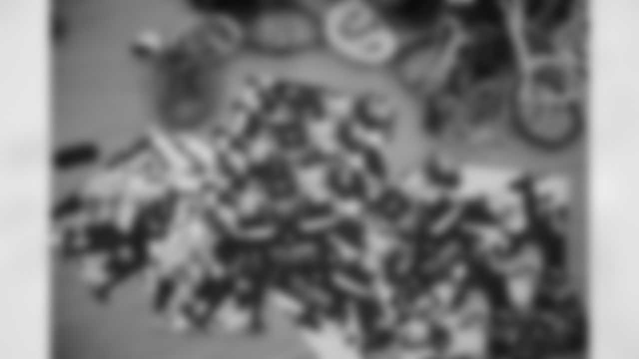 12.05.22_Weintrob_A7IV_Seahawks_UchennaNwosuReadingCorner_033