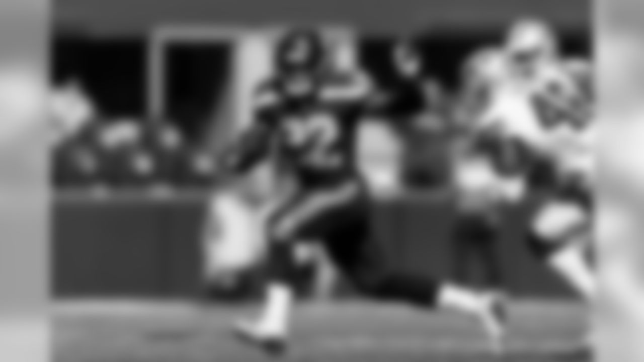 Running back Chris Carson runs to the outside.