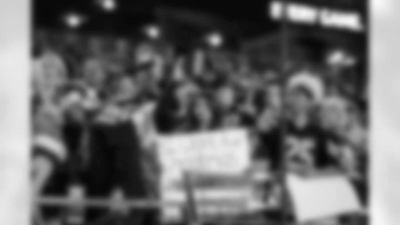 [October 14, 2002]: 49ers 28 – Seahawks 21San Francisco 49ers' Terrell Owens catches the game-winning touchdown pass from quarterback Jeff Garcia while Seattle Seahawks' Shawn Springs defends during the fourth quarter in Seattle, Monday, Oct. 14, 2002. The 49ers won, 28-21. (AP Photo/John Froschauer)