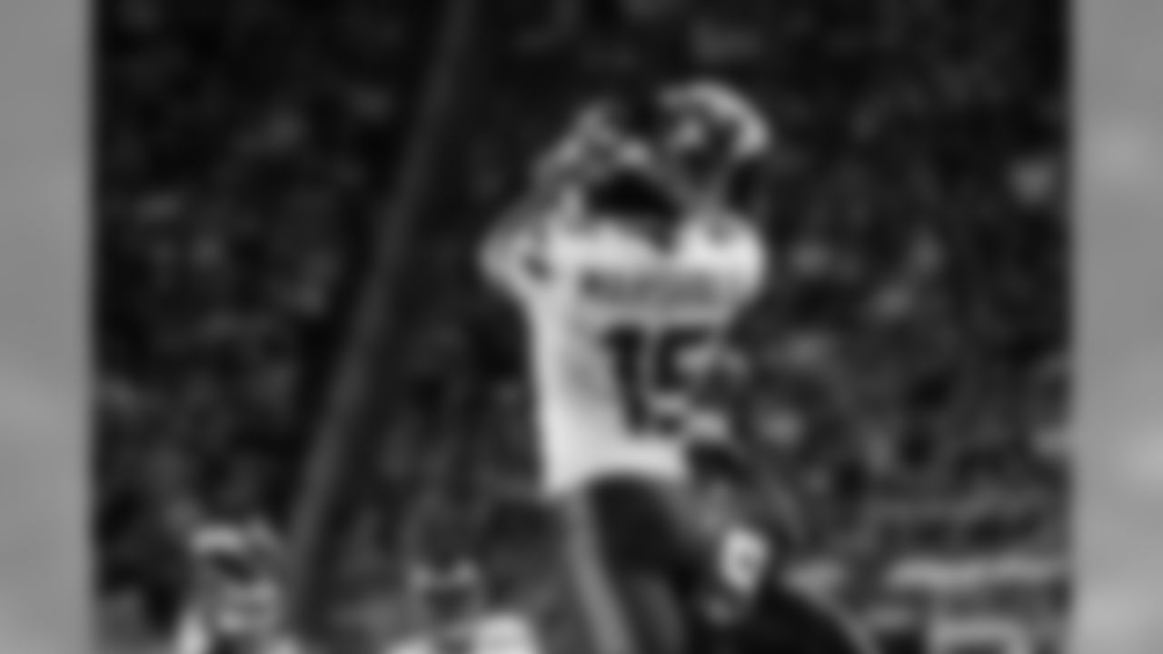 Seattle Seahawks wide receiver Brandon Marshall pulls down catch over Vikings defender during a preseason game against the Minnesota Vikings on August 24, 2018.