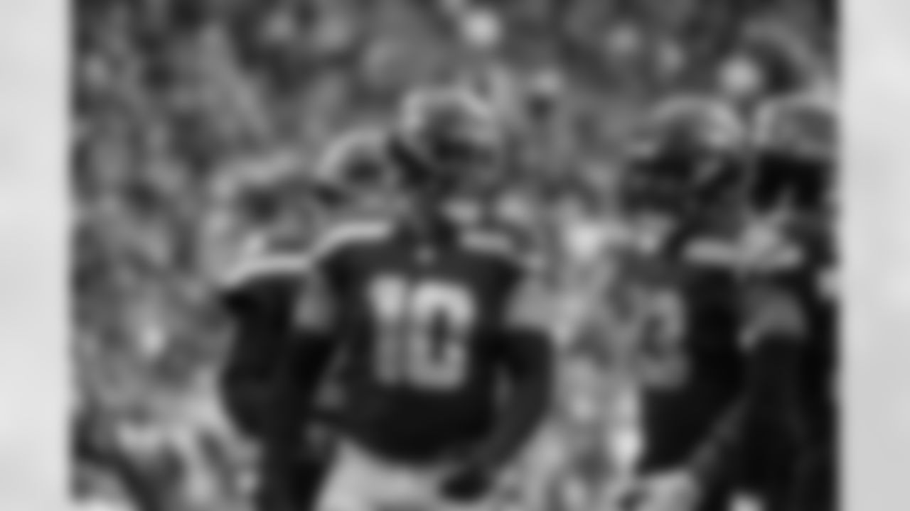 The best photos of Seahawks linebacker Uchenna Nwosu from the 2022 season.