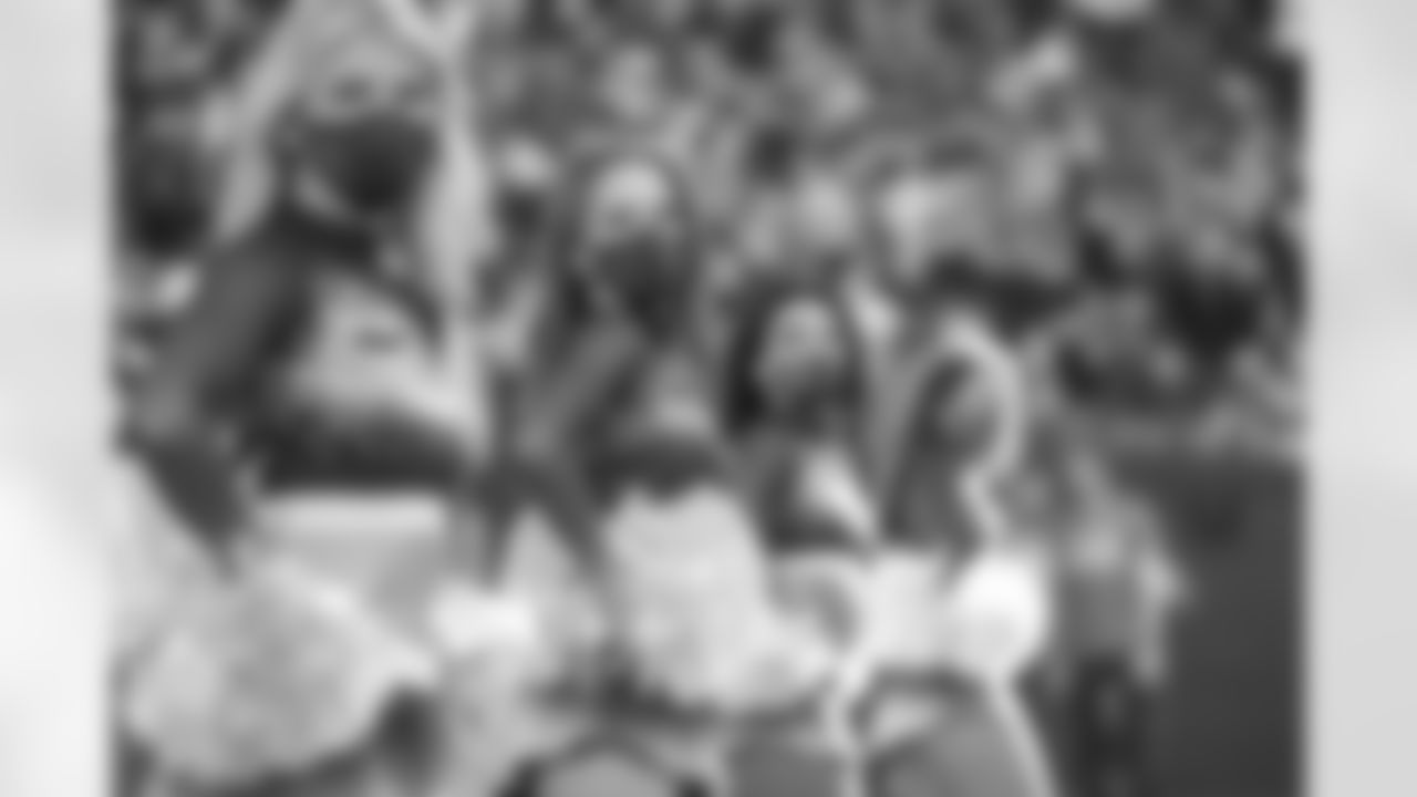 Seahawks-Dancers-Game-Action202110311407282271