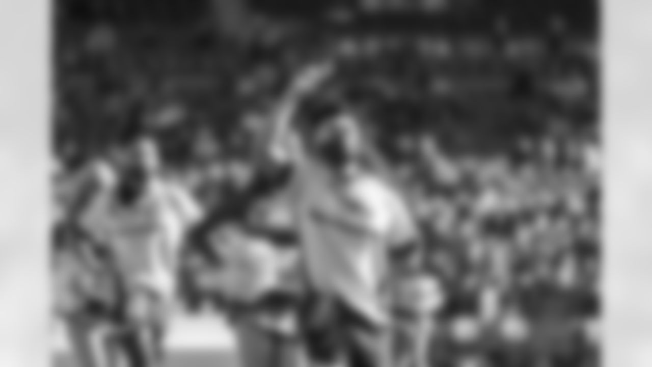 Seahawks-Dancers-Game-Action202110311244470062