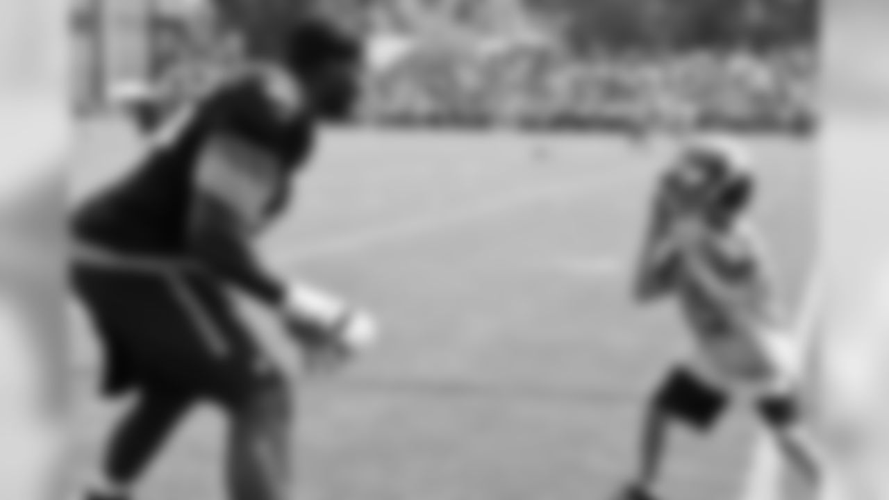 201050811_seahawks-tc_6776_russell-okung_cole-griffin.jpg