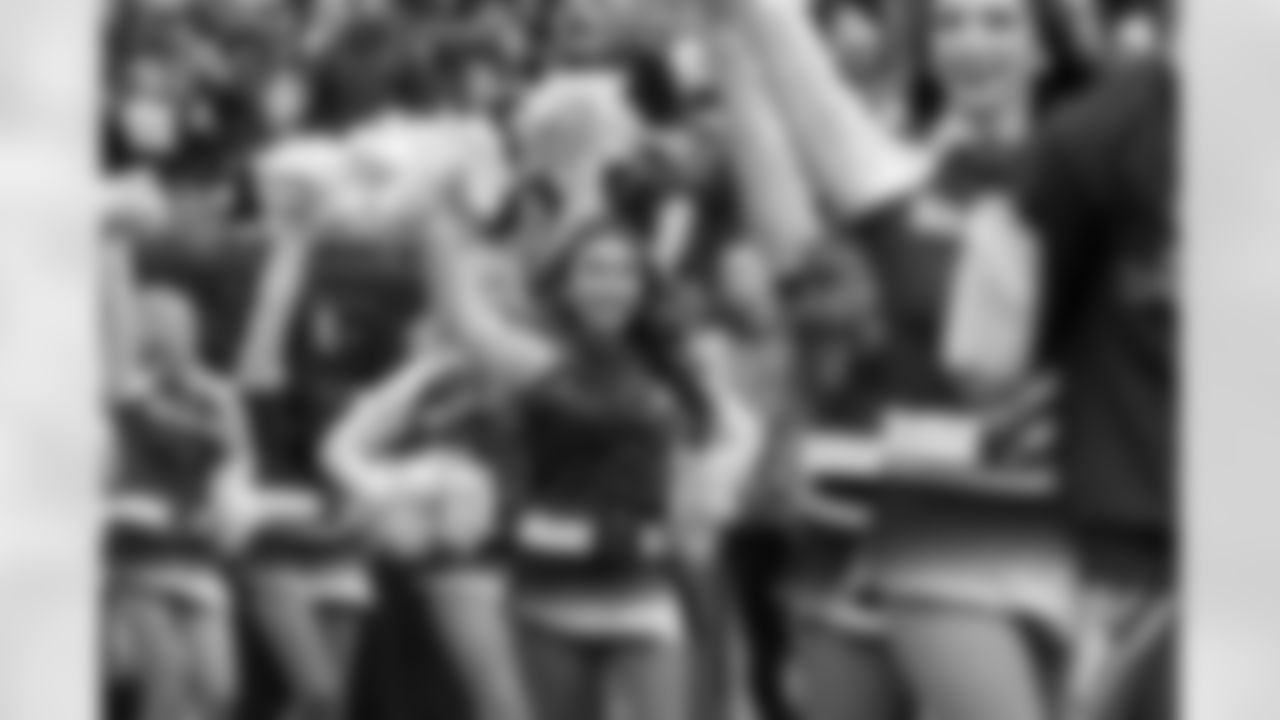 20221211_CARvsSEA_Dancers_POTTER-35