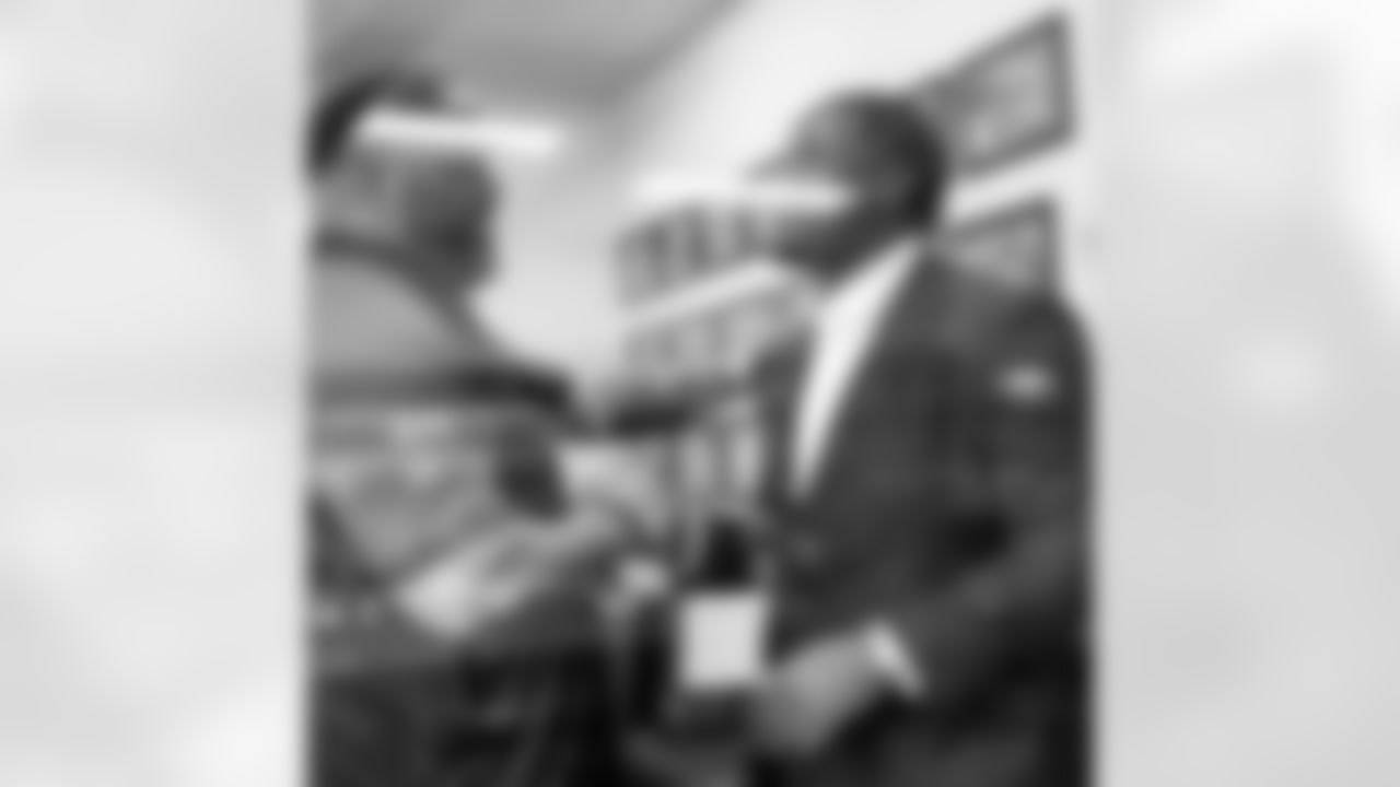 Seahawks-Charles-Cross-Offseason-20220429_13-43-21_3637