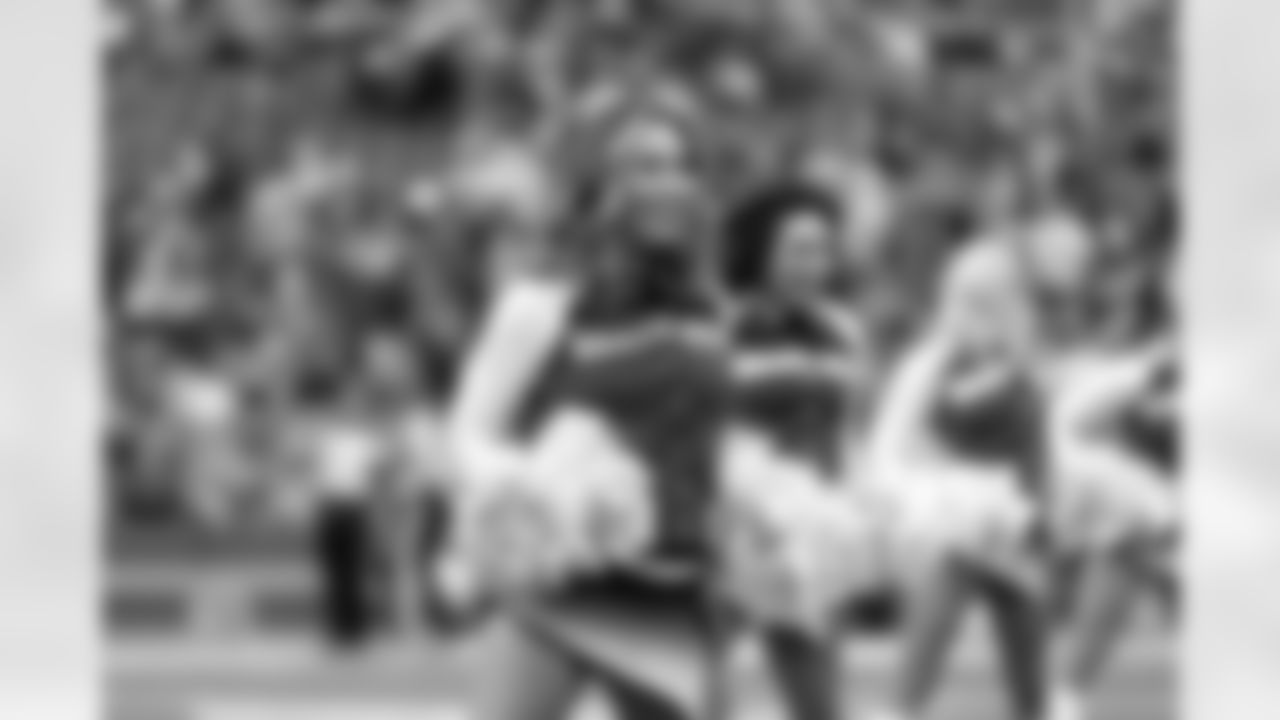 20221211_CARvsSEA_Dancers_POTTER-62