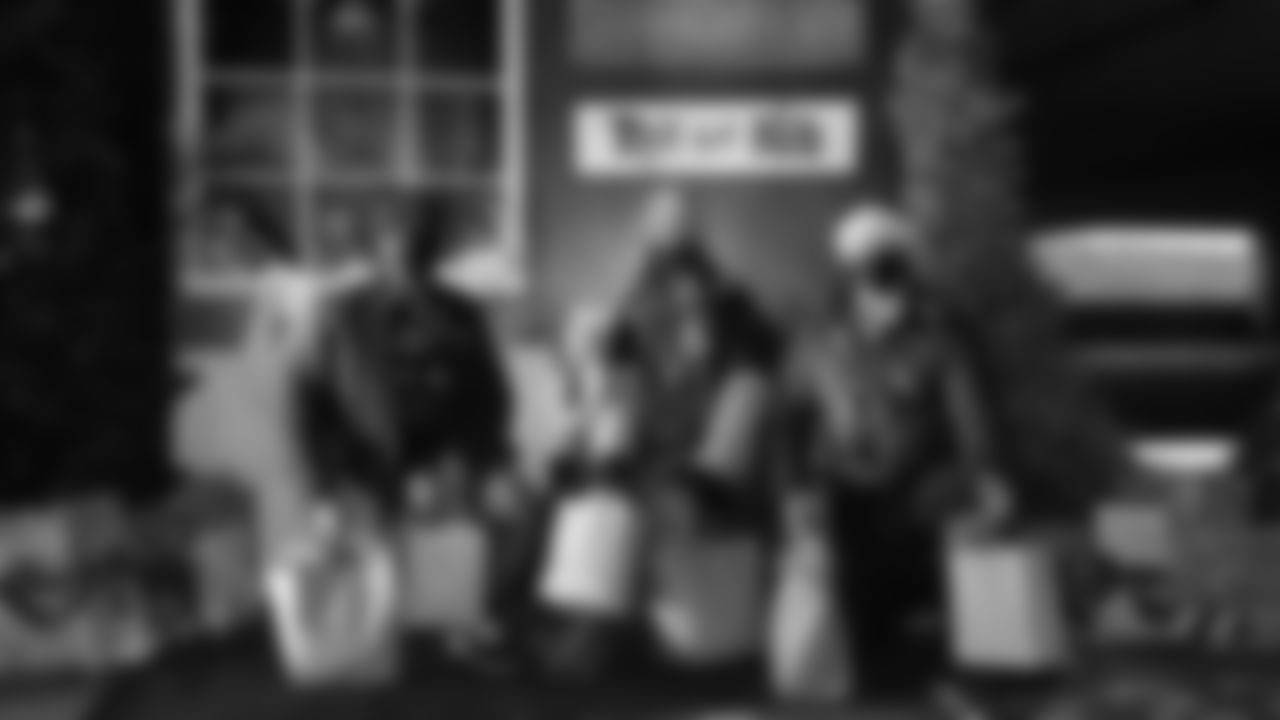 20201218_HOLIDAY_DRIVE_THROUGH_CT209467
