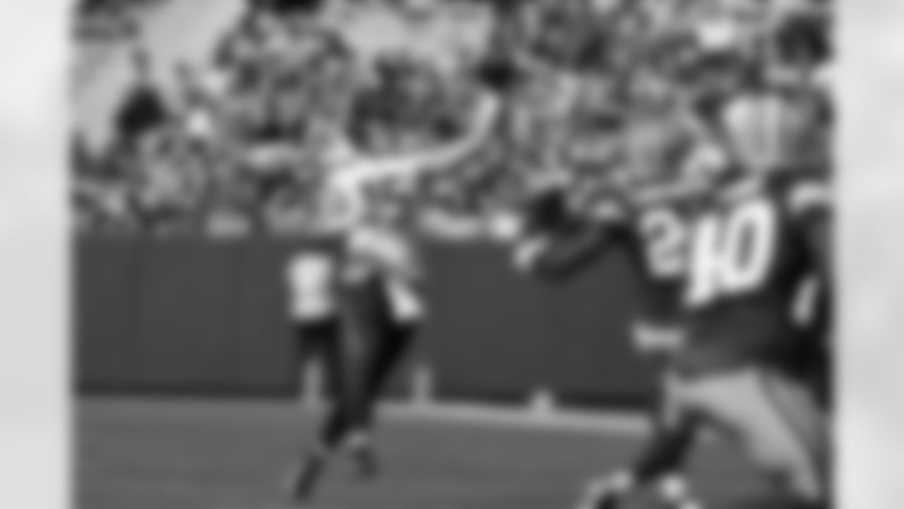 Seahawks quarterback Holton Ahlers fires a pass in the fourth quarter.