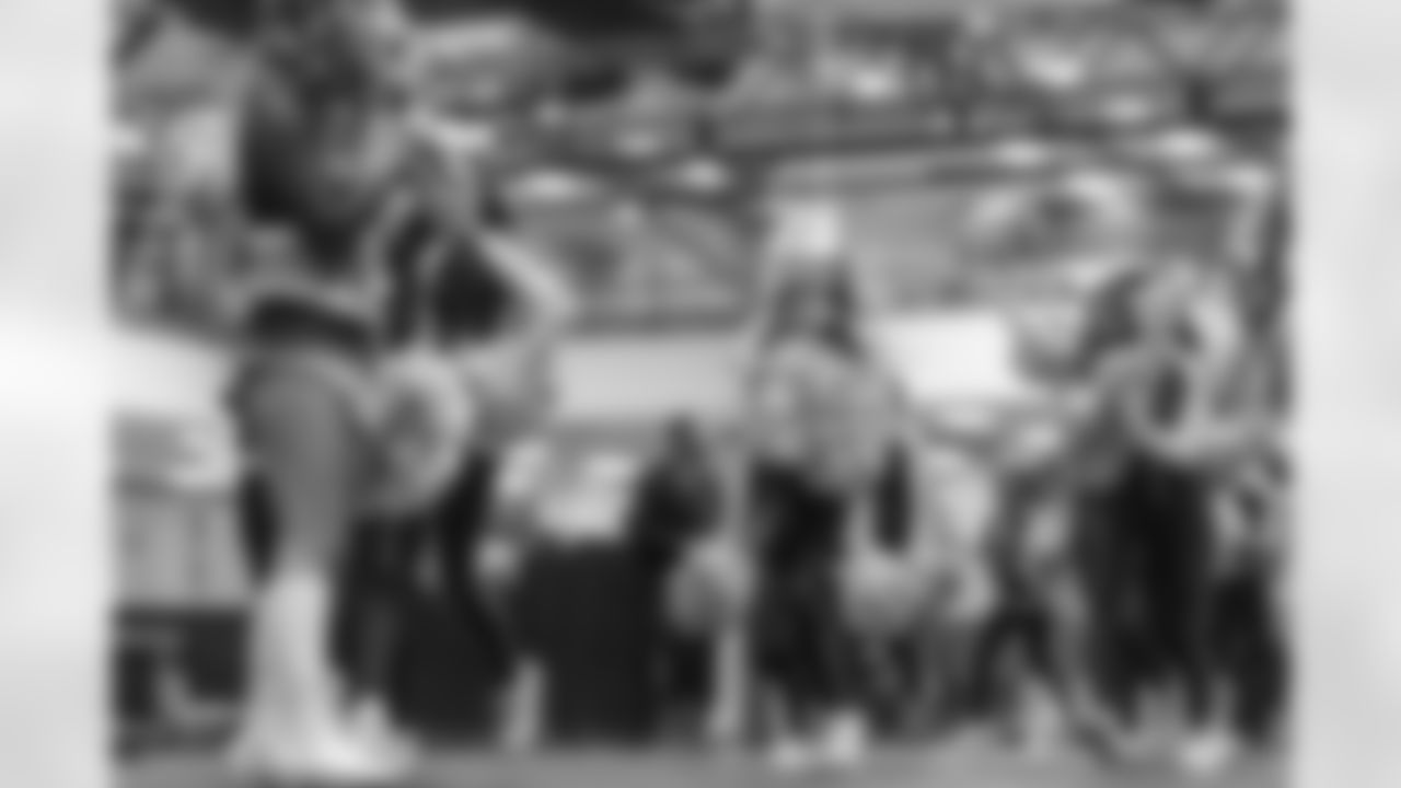20221127_LVRvsSEA_DANCERS_POTTER-7180