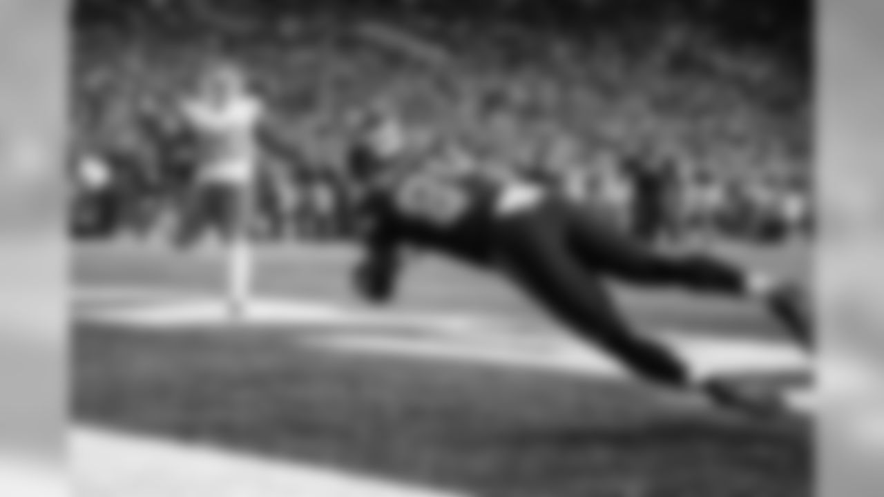 Seattle's Ed Dickson dives across the middle to corral a touchdown pass from Russell Wilson in the third quarter.