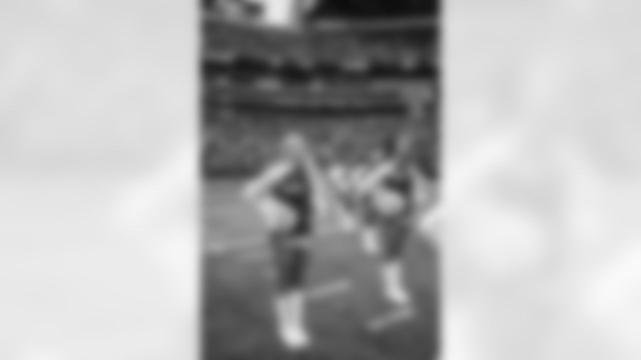20221211_CARvsSEA_Dancers_POTTER-193