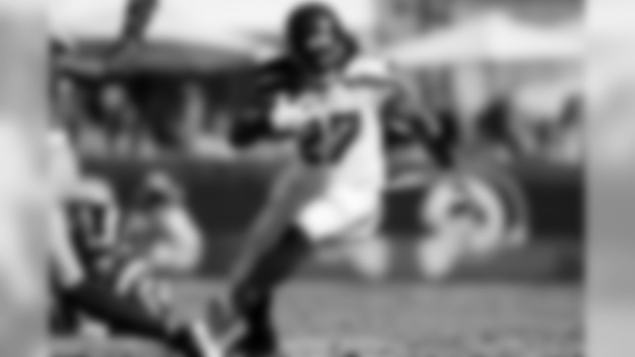 Seahawks running back Eddie Lacy finds daylight for a six-yard gain.