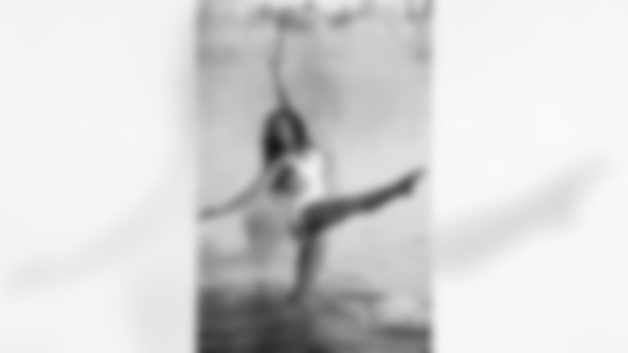 Seahawks_Prostate-Cancer-Victoria_Crucial_Catch_SeaDancers_SP-17