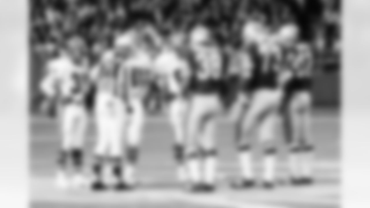 ThroughTheYears-Falcons-1976-11-07_GameAction_010