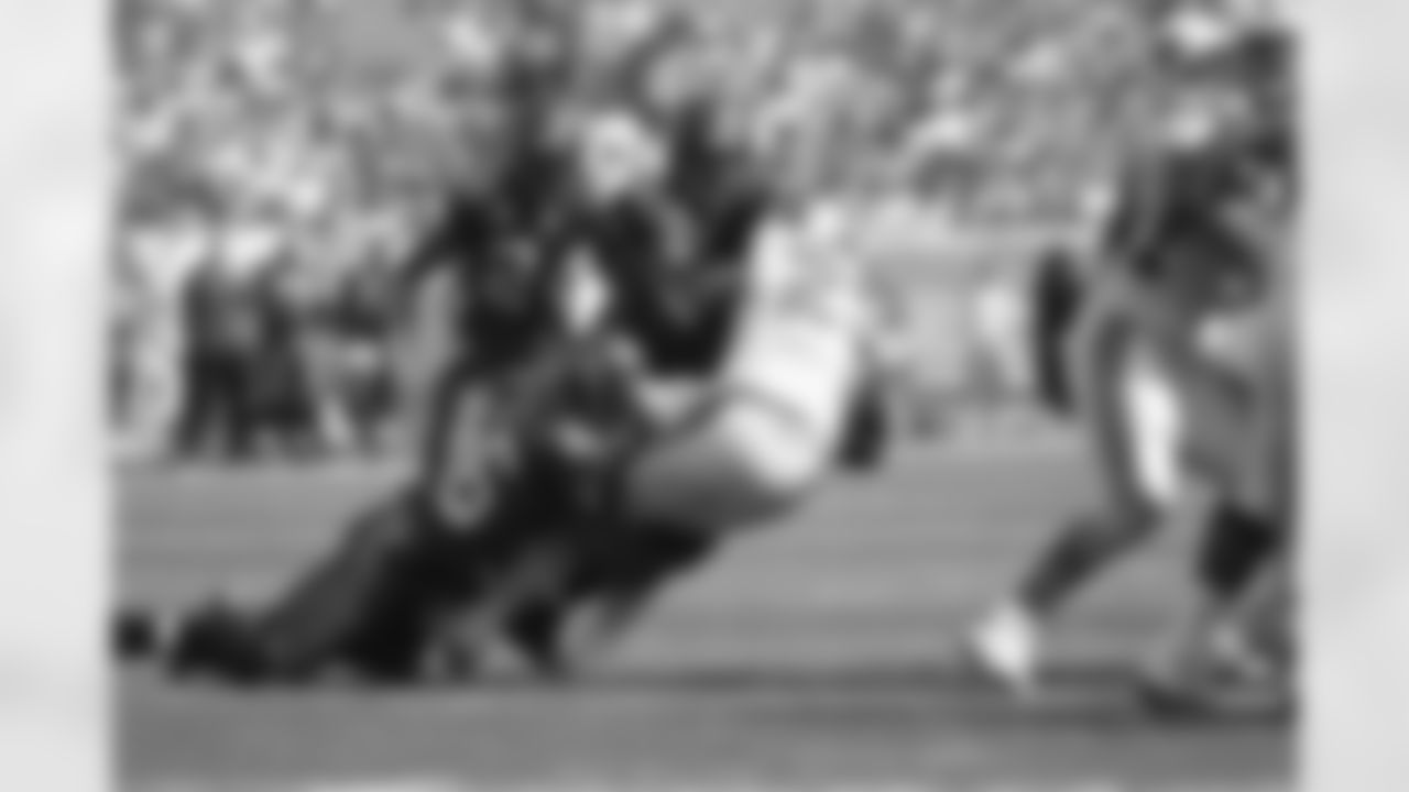Lofa Tatupu and Leroy Hill combine to take down Ronnie Brown