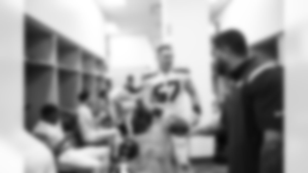 Seahawks-Postgame-Celebration-Week-13-Rams-20221204_16-17-12_3152