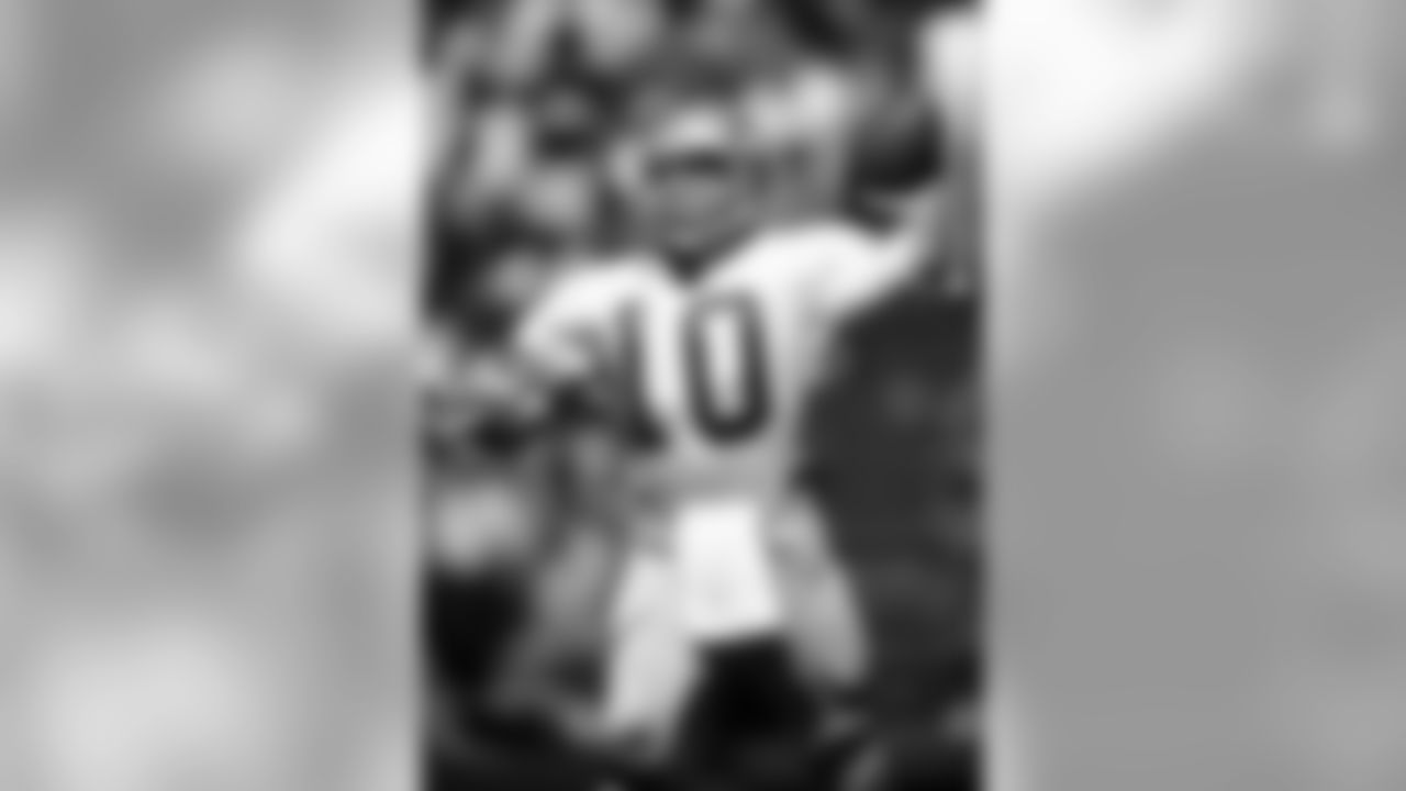 Seattle Seahawks quarterback Jim Zorn t(10) passes in a 24 - 10 loss to the San Diego Chargers on October 4, 1981 at Jack Murphy Stadium in San Diego, California. (AP Photo / Al Messerschmidt)