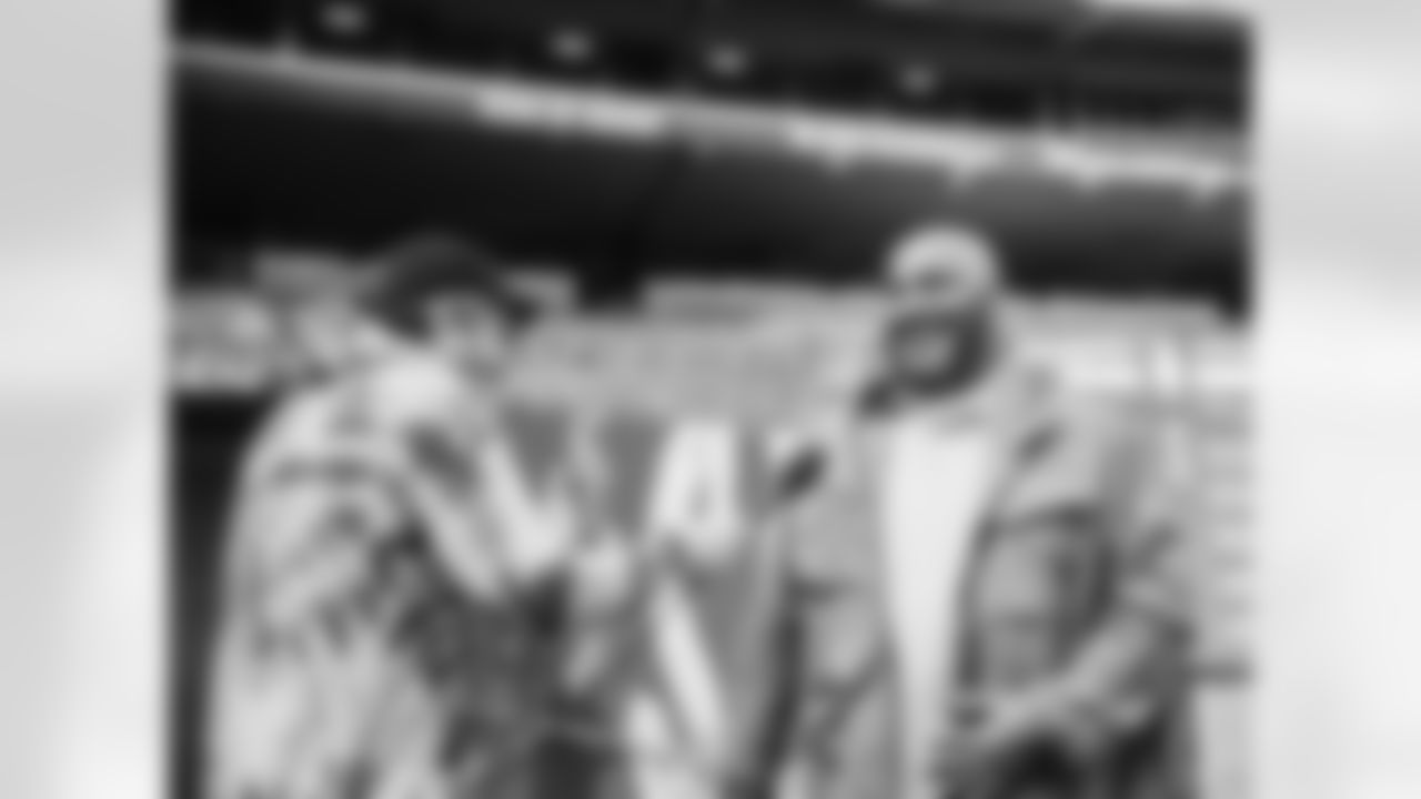 Seahawks-Walter-Jones-Flightless-Bird-20220201_10-00-14_01