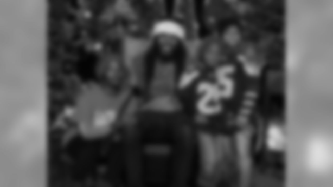 Richard Sherman’s Blanket Coverage Foundation Provides Christmas Gifts ...