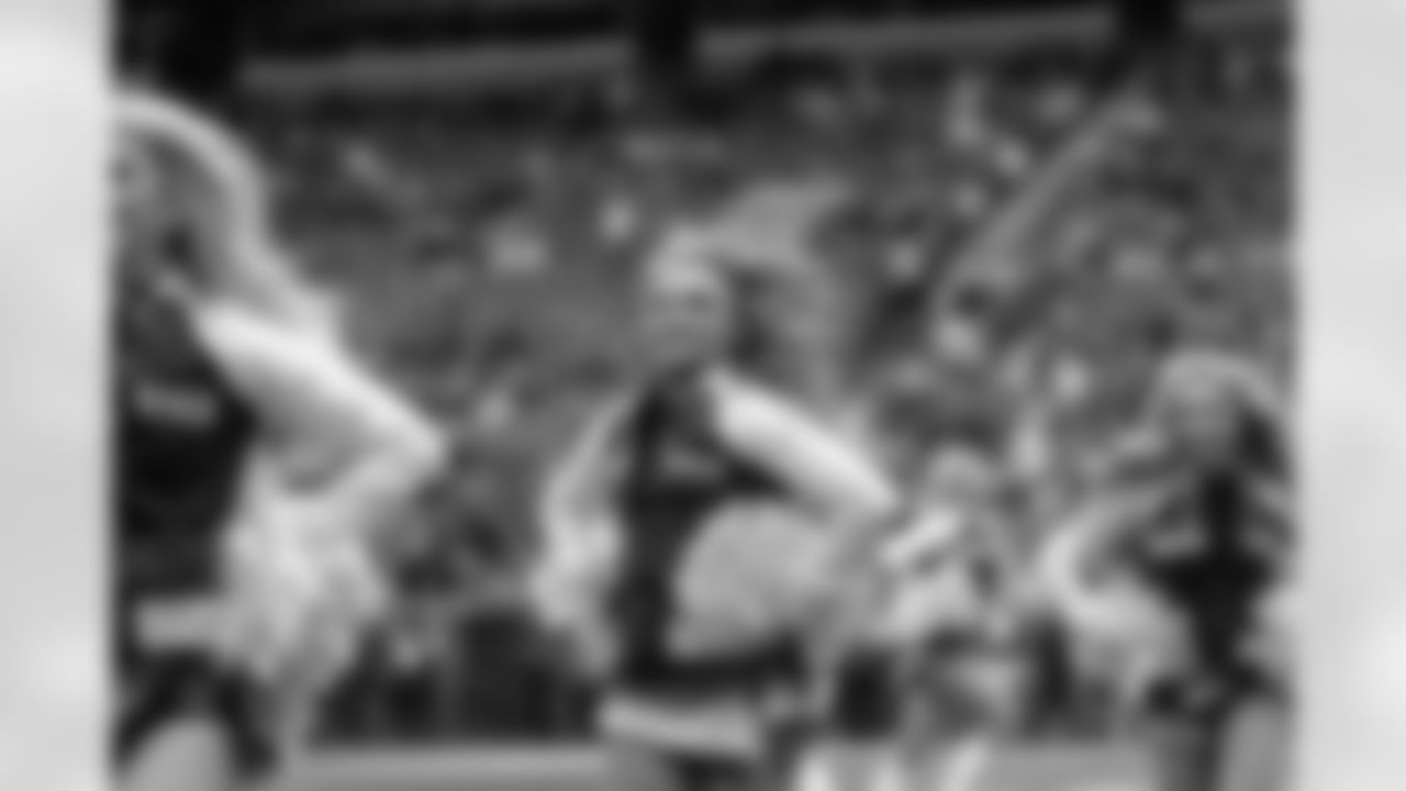 20221211_CARvsSEA_Dancers_POTTER-74