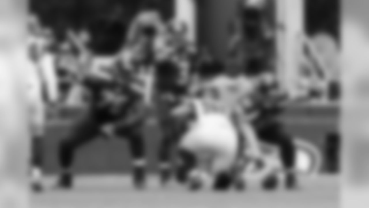 Seahawks Germain Ifedi, Russell Wilson and Justin Britt identity defenders prior to the snap.