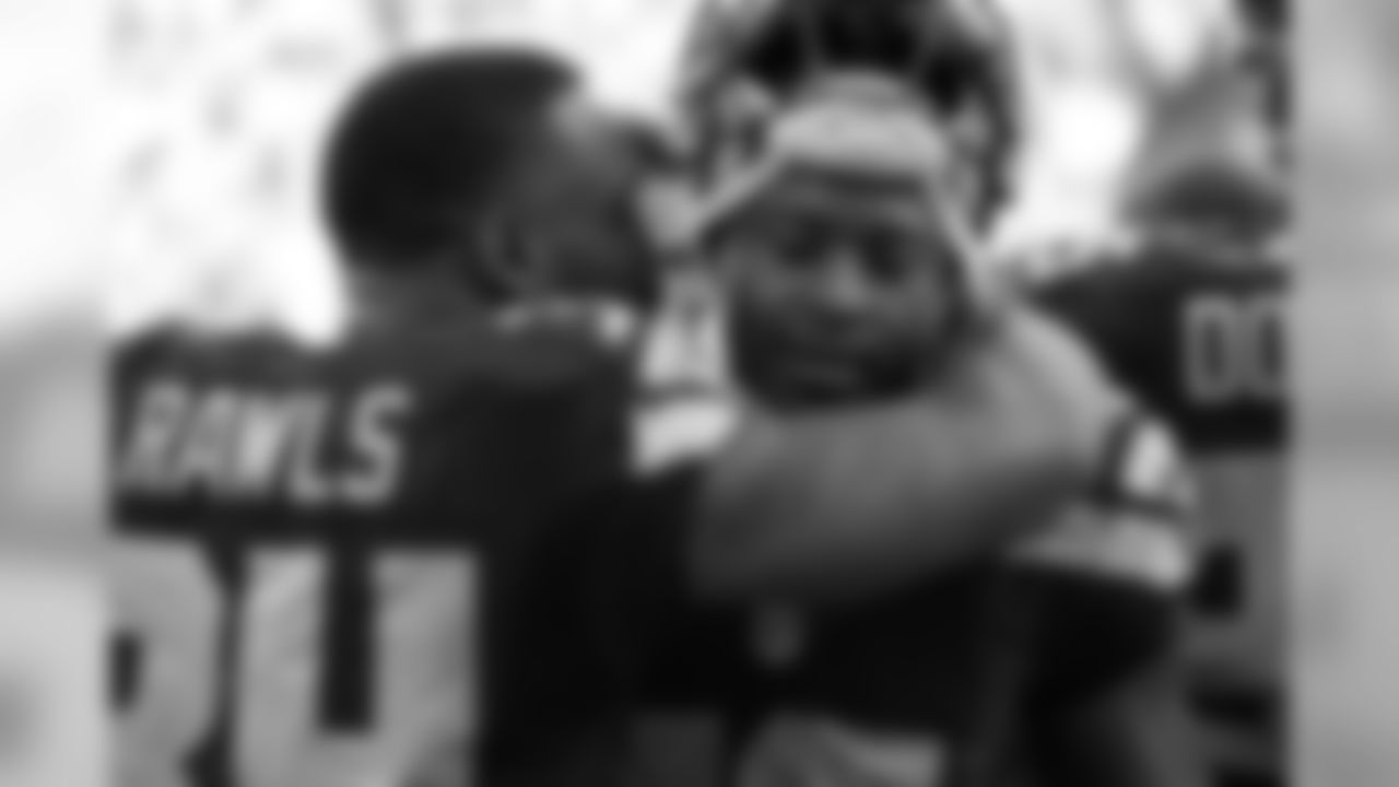 [November 27, 1994]: Seahawks 10- Chiefs 9Kansas City Chiefs quarterback Joe Montana drops back to throw during the first quarter Sunday, Nov. 27, 1994, in Seattle against the Seahawks. Montana was sidelined late in the third quarter when he sprained his left foot. Kansas City led 6-0 when he was replaced by backup Steve Bono. (AP Photo/Bill Chan)