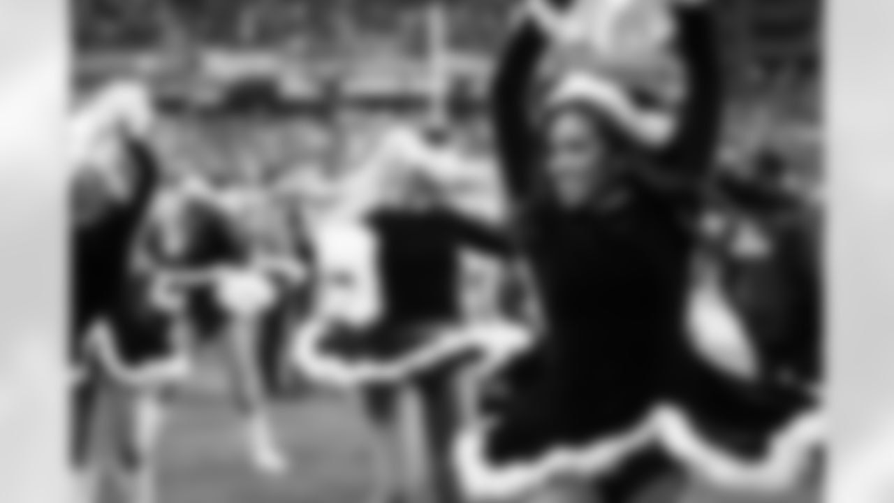 Seahawks-Dancer-Nicole-11